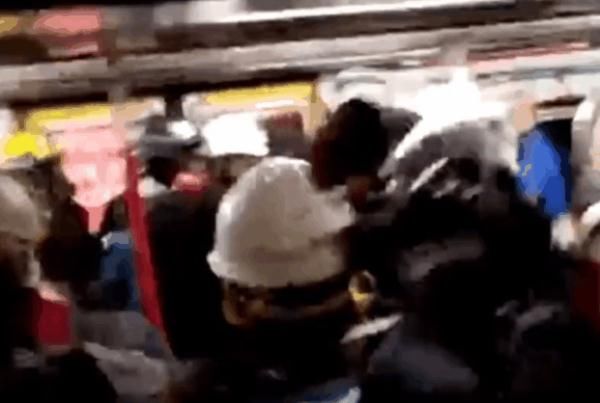  暴徒：面对暴徒，香港“地铁阿公”雄风依旧！