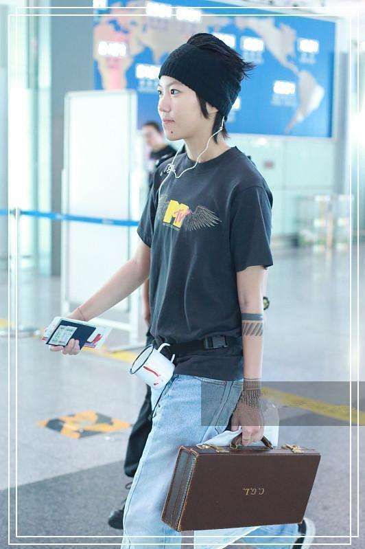 原以为杨丽萍的竹篮够奇葩的了，当看到窦靖童的木箱，我惊呆了