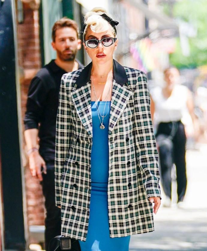 组图:Lady Gaga墨镜遮面变职场女强人 穿紧身包臀裙身材凹凸有致