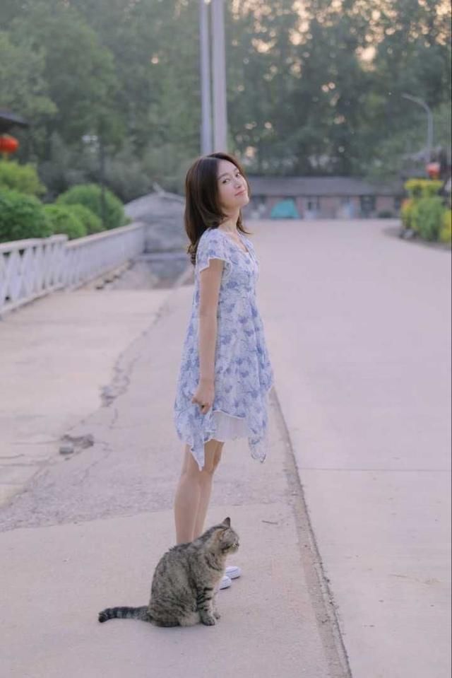 秦岚真会穿！背带裤配运动鞋青春靓丽，网友：至少年轻了18岁！