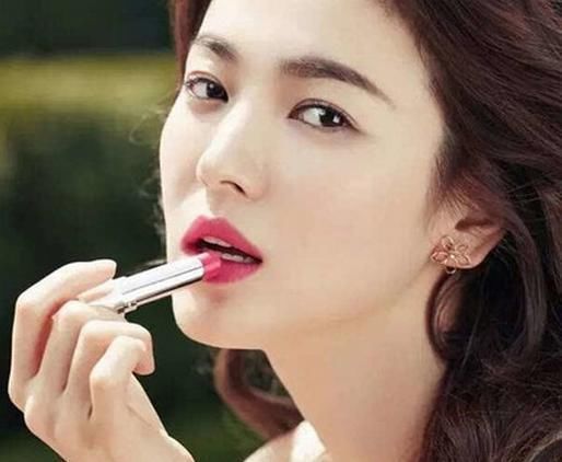  『适合』你的肤色适合什么色调的口红你真的知道吗? 5种肤色口红搭配, 涂对了让你美丽加倍