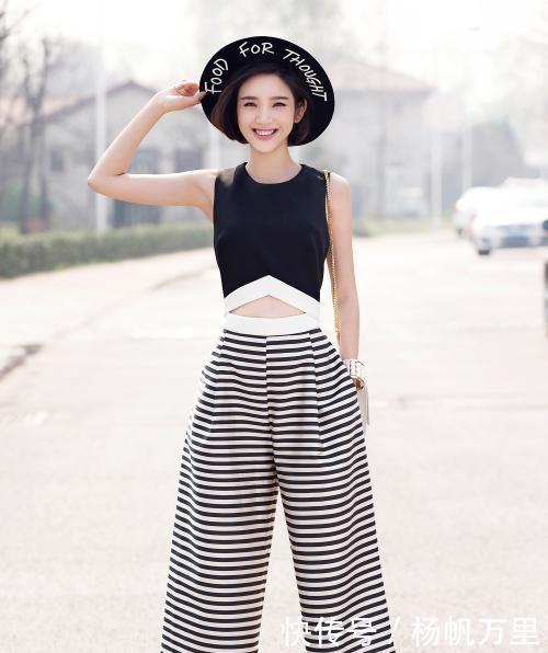 『美女』街拍美女白色连衣裙搭配披肩发,妥妥的校园风!