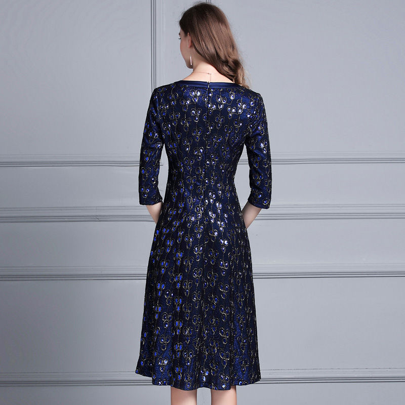 五十岁女人，建议你穿高贵点!学下面女人穿这裙，焕发高级女人味