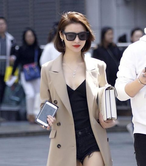  「妩媚」街拍时尚魅力的女孩搭配蓝色牛仔裤，浪漫妩媚