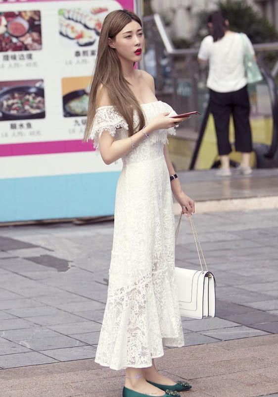 街拍：高挑的时尚小姐姐，用柔美的连衣裙衬托出苗条好身材！