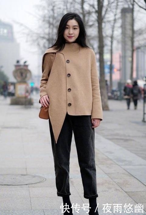 \"i0\": \"http://p7.qhimg.com/t01277914474a498bcd.jpg?size=690x973\"}"街拍:图五肤白,有型,短裤偏爱反着穿,这新潮打扮欣赏不了!