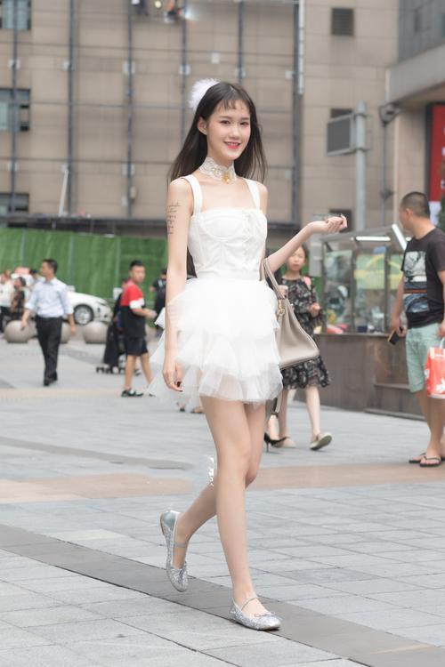 小姐姐好身材，非常迷人、白皙娇嫩的皮肤，香肩玉背好看极了！