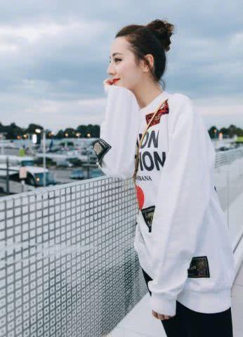 迪丽热巴穿搭吸睛，是继承杨幂，发际线的人！