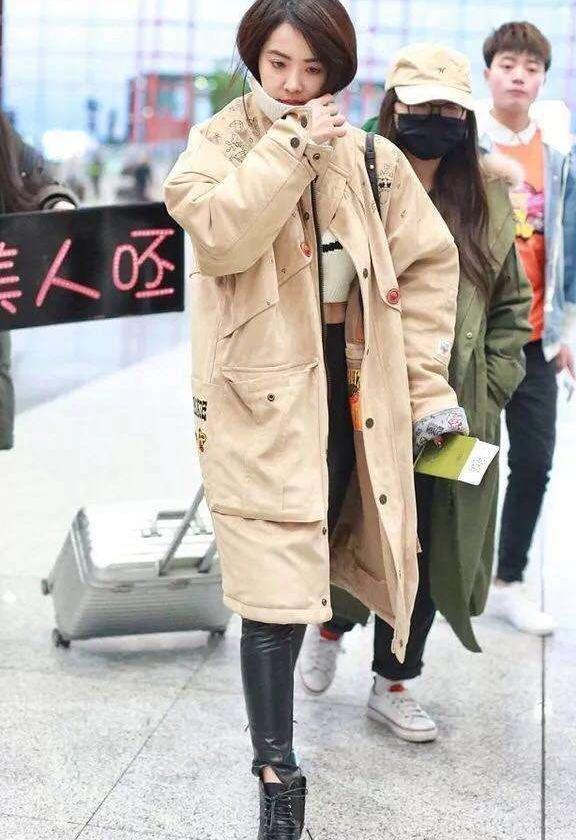 蔡依林现身机场, 一款大衣搭两款造型, 网友: 一次比一次敢穿!