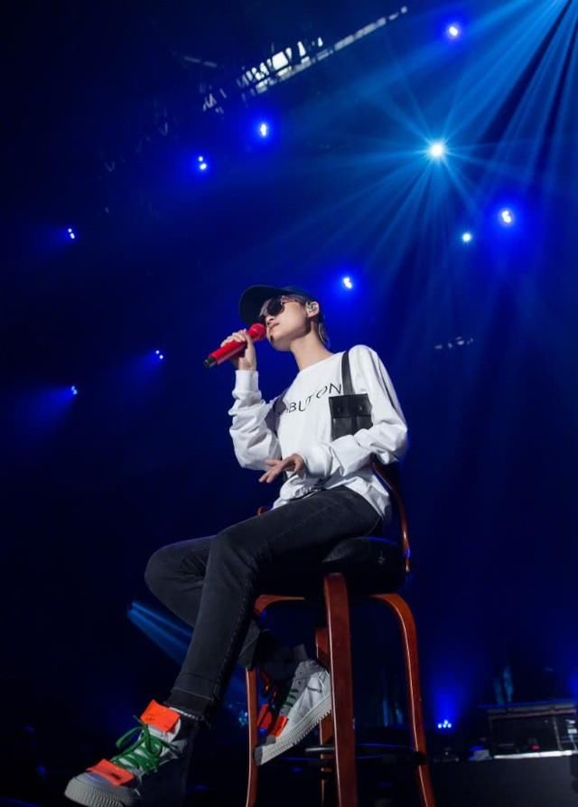 李宇春舞台造型化身黑暗骑士，紧身裤暴露了她S型身材，惊讶了！