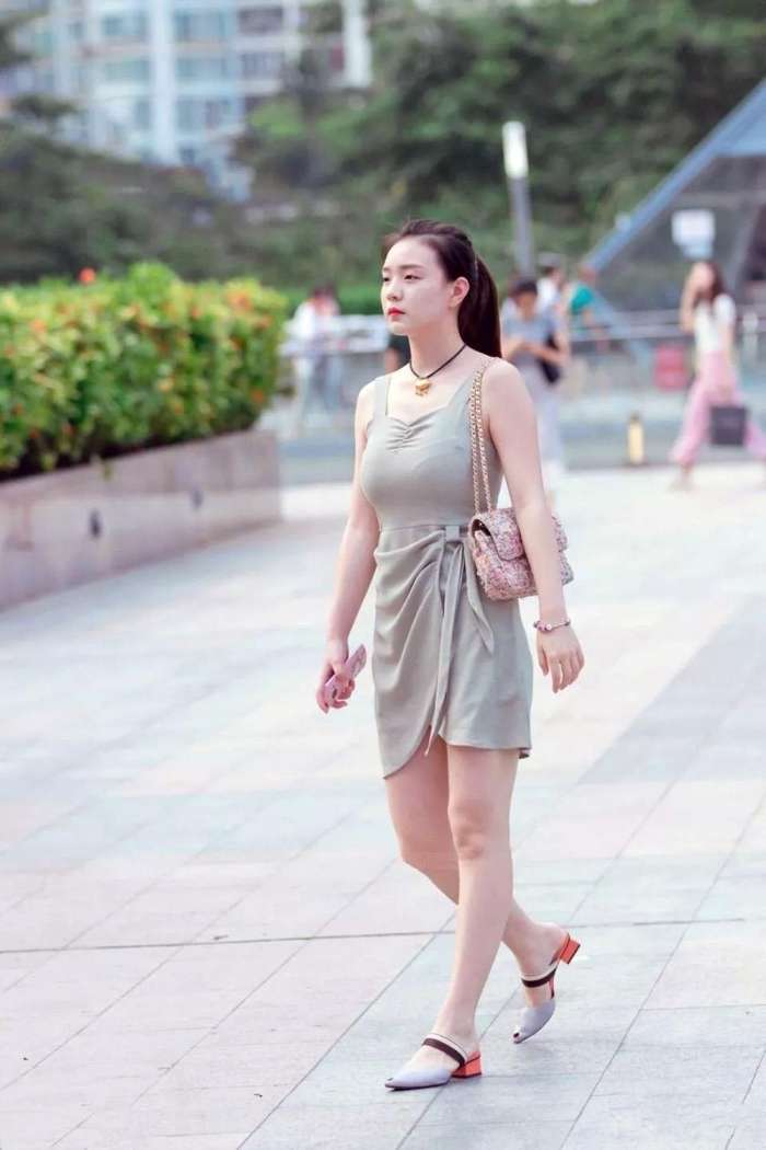街拍: 紧致贴身裙辣妈, 身材傲娇, 走路就是这么自信!