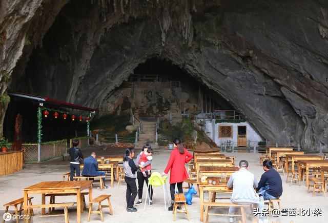 湖南郴州一餐厅吸引了不少顾客慕名前来，只因它座落在一个溶洞里