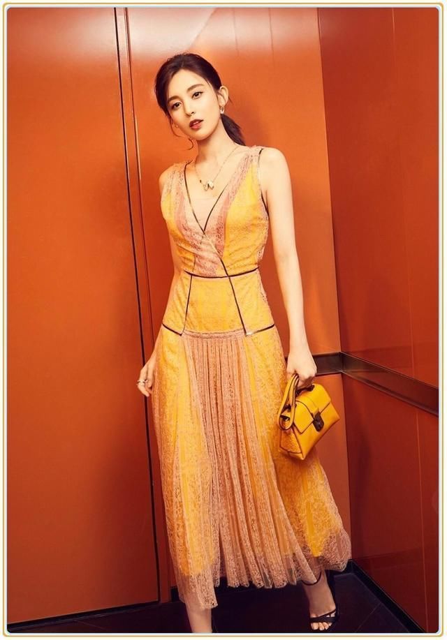 杨幂太强悍了！穿黄色蕾丝裙连撞何穗、古力娜扎，网友：赢在气质