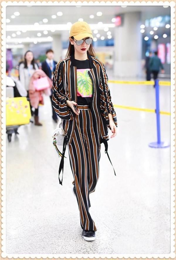 当江疏影和戚薇同穿棕色条纹裤，才知道仙气和霸气的差距有多大!