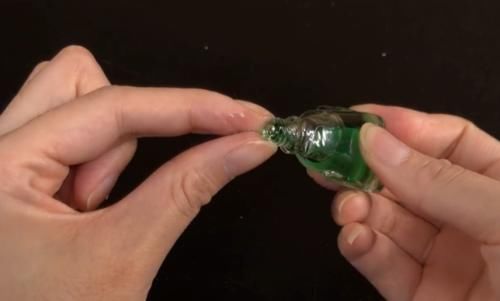 胶水@手指被502胶水粘住别急，教你一招，搓几下胶水自动融化，简单