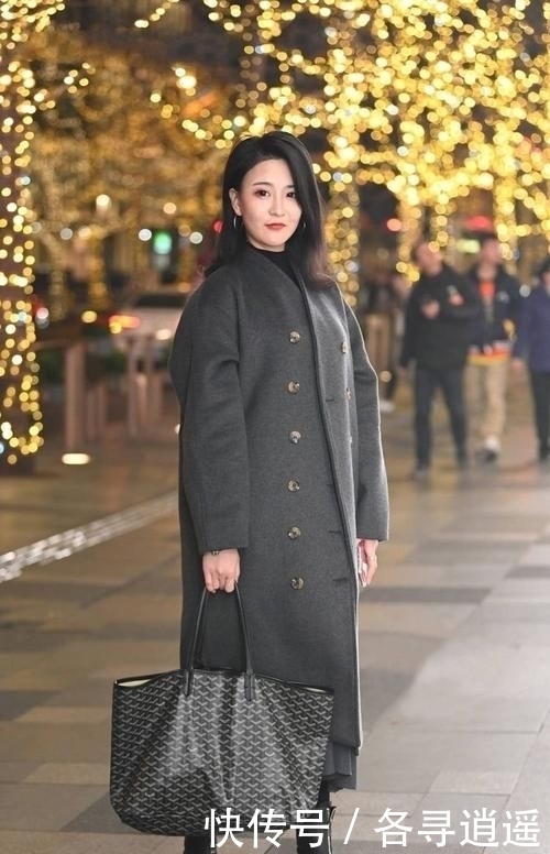  『美女』街拍：打底裤美女的搭配使得整体魅力提升，展现甜美气息