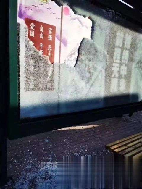  [孙科]打砸设施敲碎玻璃，公交站台今年被人为破坏百余起