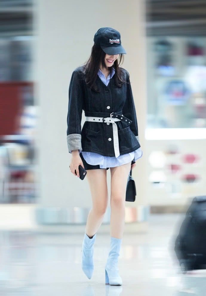 张天爱真是拼，为了秀腿穿成这样也敢去机场，网友：怪不得那么红