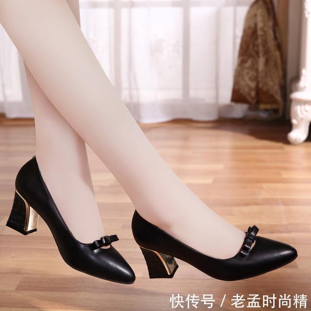  #舒适#折射女性魅力不一定是细跟，尖头粗跟单鞋，洋气优雅舒适不输细跟