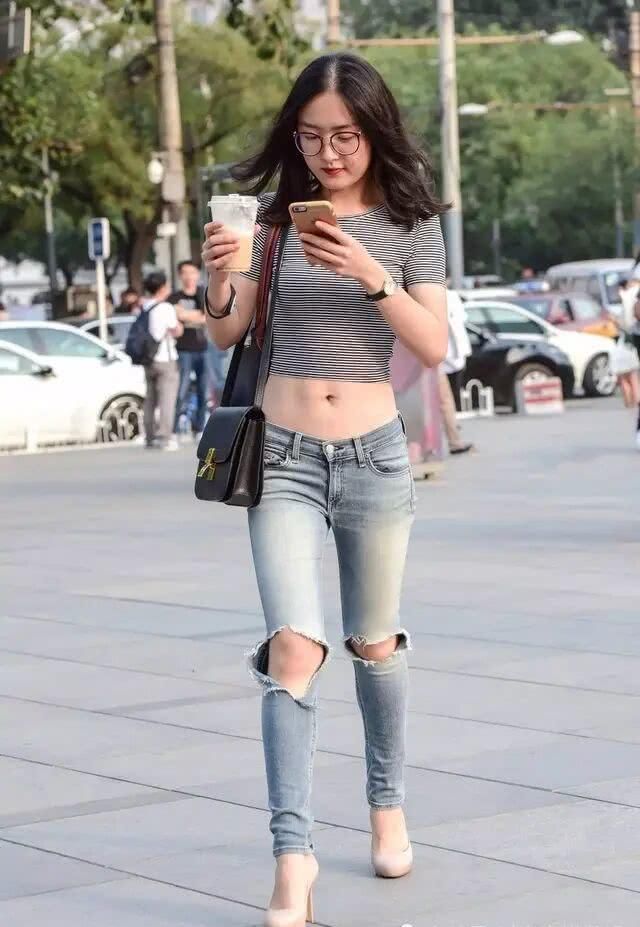  女人|见过大场面的女人，牛仔裤从不搭小白鞋，跟着穿时髦又减龄！