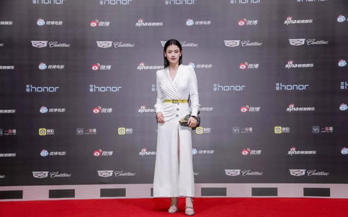 早秋裙子这么穿最时髦！！！