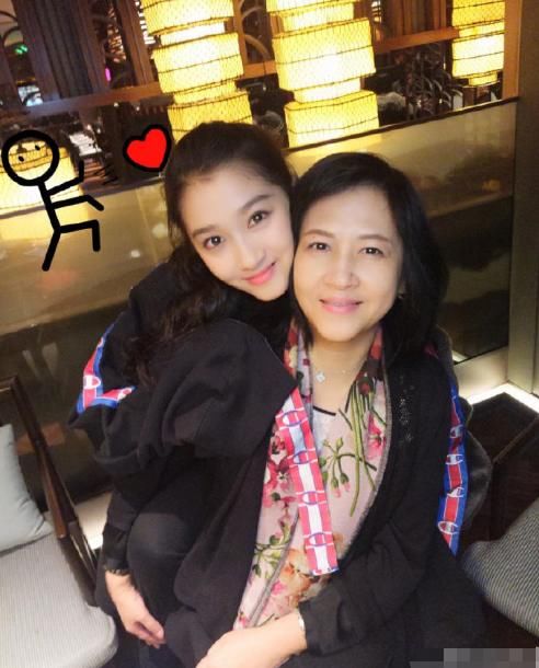 就医@公开回应身体状况良好，配合当地例行检查，关晓彤方辟谣发热就医