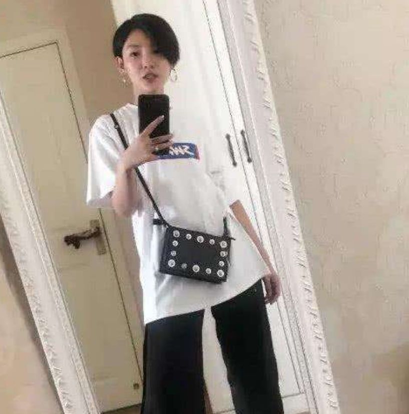 抖音“黑纱新娘”私下竟长这个样, 纯素颜出镜, 网友: 不可思议