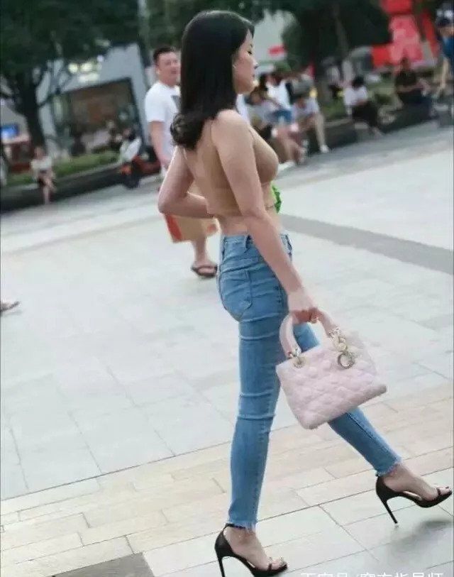 牛仔裤小姐姐，穿出了潇洒，穿出了优美气质，更穿出了美丽时尚