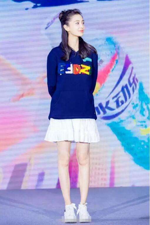 baby迷上驴蹄鞋! 连和迪丽热巴同台都不放过, 但是结果尴尬了