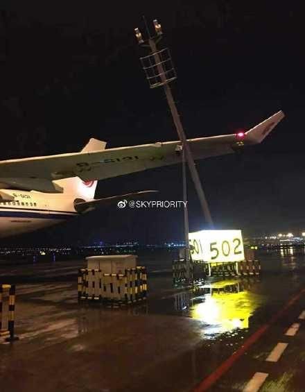 国航一飞机落地后翼尖撞杆:官方公布事故情况