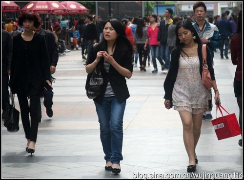 街拍:早春成都春熙路的时尚男女(图)