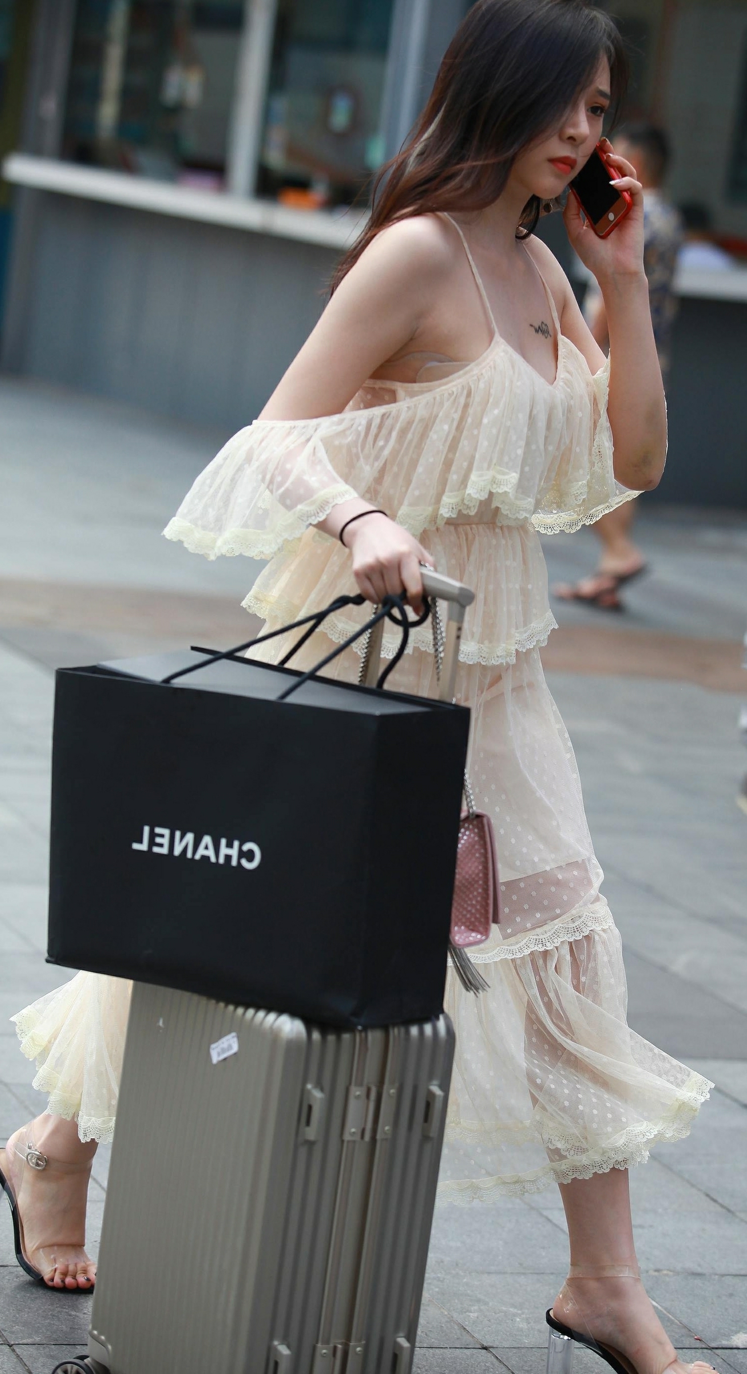 气质小姐姐吊带连衣裙看着肉乎乎的好可爱，迷路后打着电话表情烦