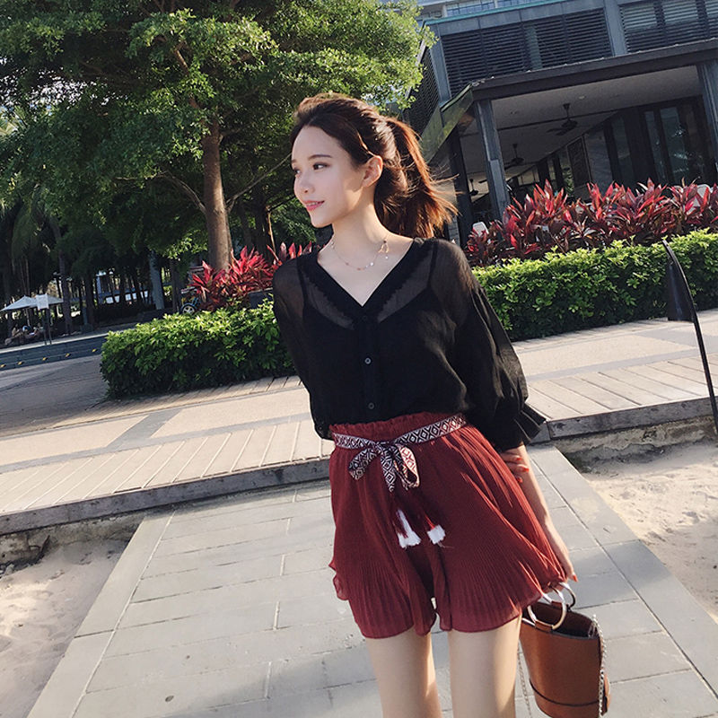 败家老婆越来越惊艳了!穿这样的短裤套装+凉鞋,美得完全不像话