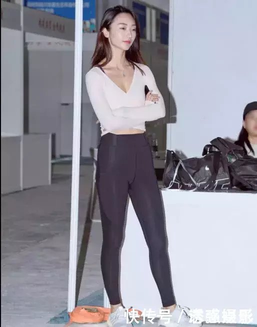 运动型小姐姐紧身运动装扮，健美身姿完美展现，配上甜美笑容美的