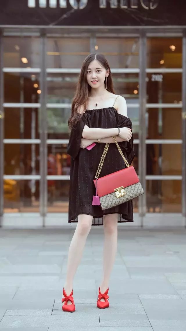 路人街拍，小姐姐身材窈窕，穿着彰显青春与活力，长相令人惊艳！