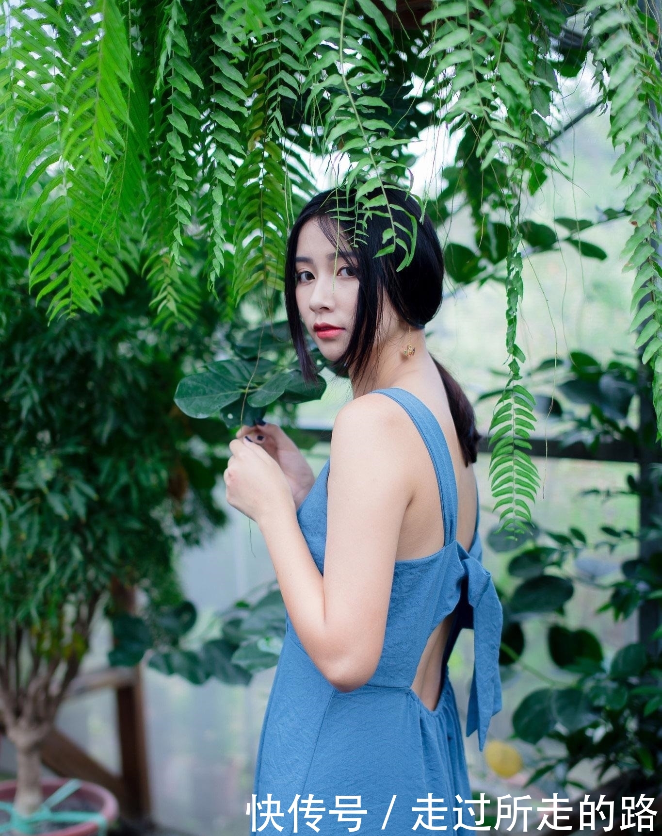  『写真』青春美少女蓝色吊带连衣裙时尚生活写真