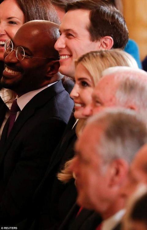 伊万卡特朗普实力秀身材 陪儿子换开叉长裙穿牛仔裤长腿抢镜