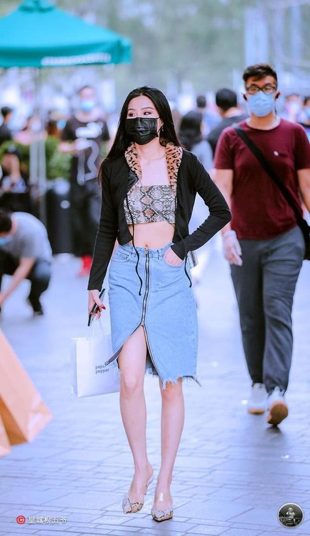 「美女」街拍:注重细节方面的考量,美女们对于单品的选择总是非常的谨慎