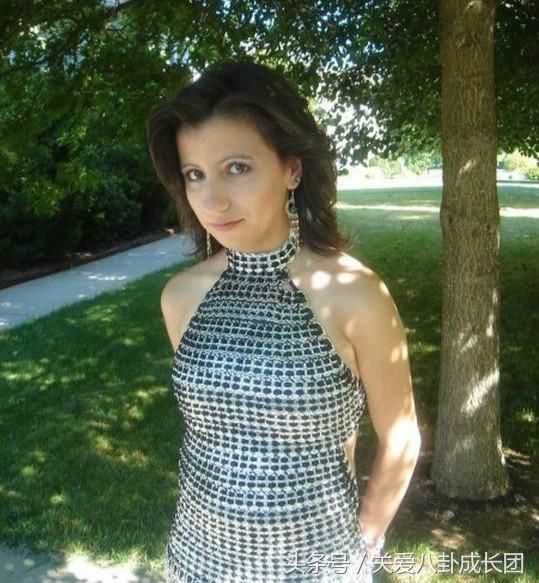 女子每天捡易拉罐被嘲笑,参加毕业舞会,她的衣装惊艳了所有人!