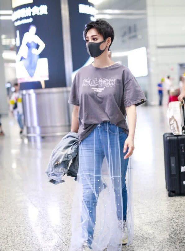 46岁宁静真会玩，牛仔裤外面套薄纱裙，网友：难道不是20岁？