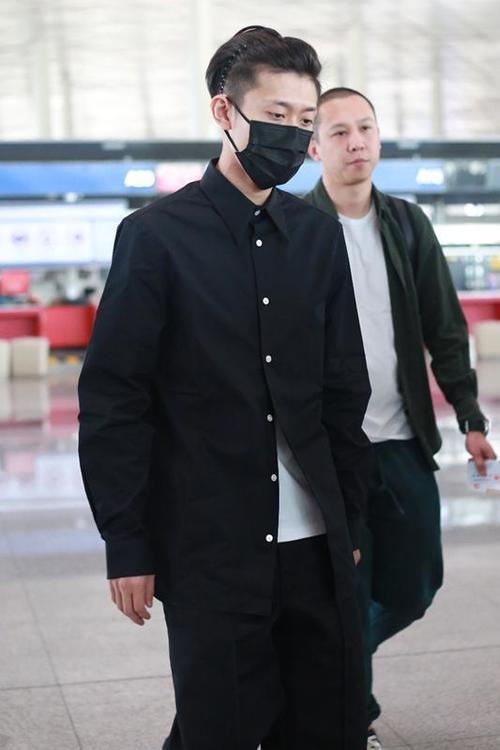 26岁张一山气质很社会！一身黑衣装扮现身，老奶奶式发箍亮眼十足