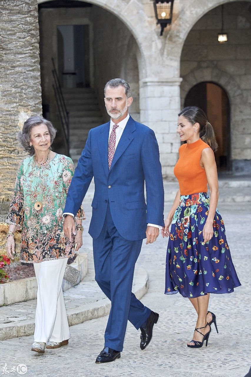 西班牙王后举办晚宴,束发之后气质大变,网友:更有王后魅力了