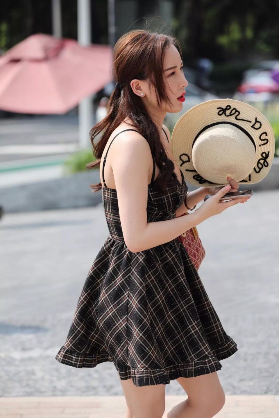 街拍：身材丰满肤色白皙的超性感俏丽美女