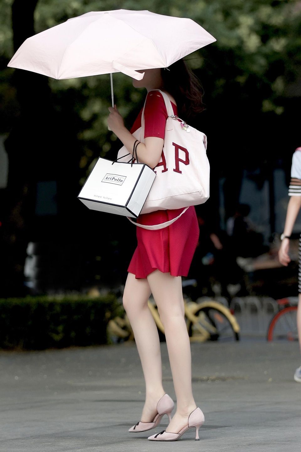 极品街拍 | 夏天的长腿美女很吸引眼球