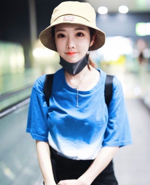 冯提莫现身，身上穿着“蓝天白云”甜美动人！