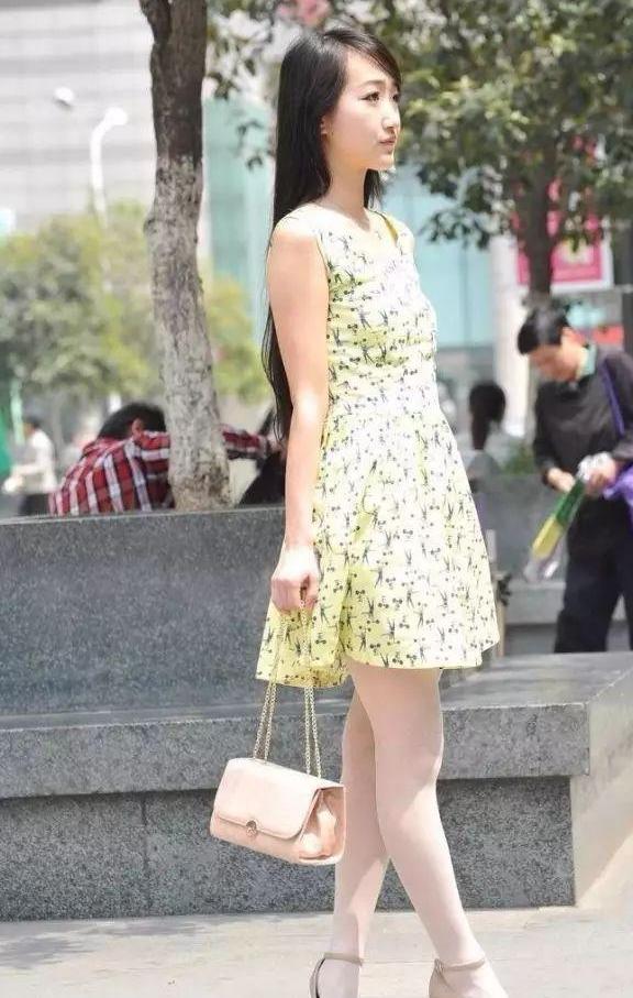 黄色印花无袖裙搭配小高跟, 气质宁静端庄淑女