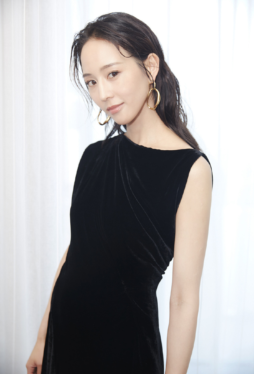 张钧甯胆真大！胸前只用一块布遮着，网友：你确定不会走光吗？