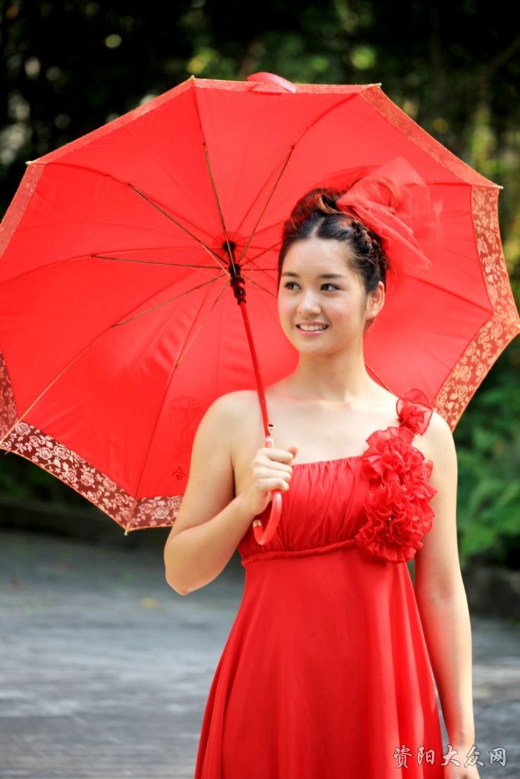 街拍:低头的美女没看你--是在想你吗?