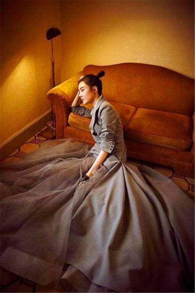 我一直以为长裙的范冰冰最美，直到看见她，我变了