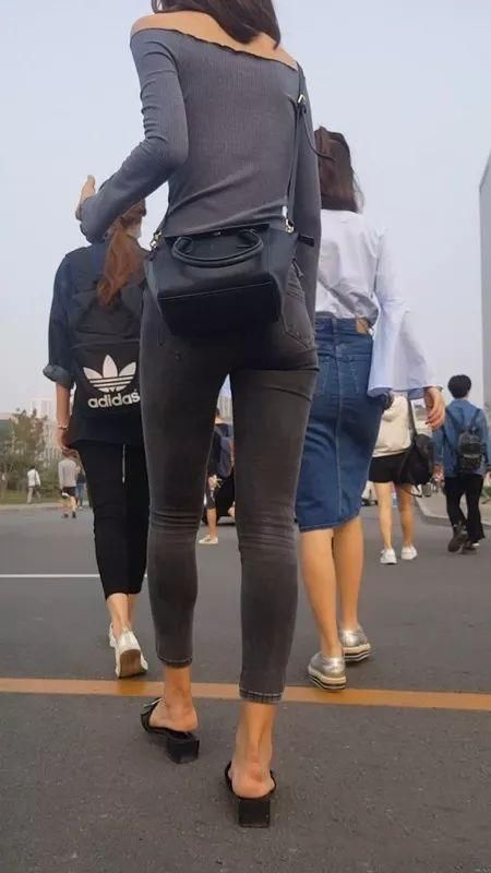 紧身露肩上衣搭配贴身牛仔裤，简约时尚